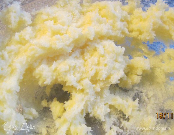 Из предварительных этапов нам нужно сделать тыквенное пюре. Для этого тыкву можно запечь или отварить, а затем взбить блендером. Я ее запекала в этот раз. Переходим к приготовлению кекса. Размягченное сливочное масло взбиваем с сахаром несколько минут.
