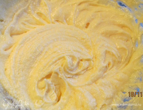 Продолжая взбивать, по одному вводим яйца и ванильный экстракт. 
