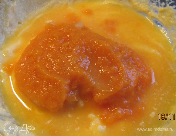 Затем добавляем тыквенное пюре и апельсиновый сок. Еще немного взбиваем.
