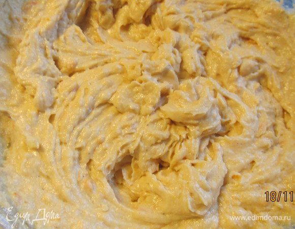 Смешиваем все сухие ингредиенты (муку просеиваем) и добавляем их к жидким. Еще слегка взбиваем или перемешиваем ложкой (долго мешать не надо!!!). 
