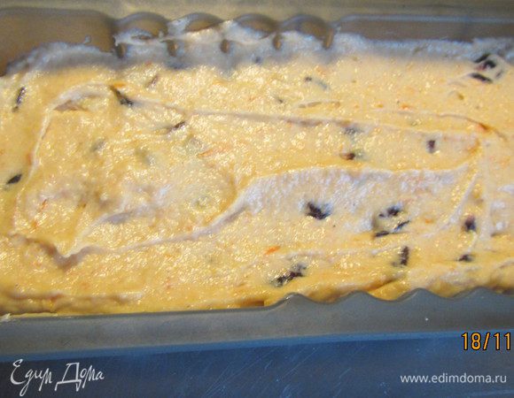 Выкладываем тесто в смазанную маслом форму для кекса. Выпекаем в духовке 180 гр 55-65 минут ( у меня получилось 55 минут). Готовность проверяем зубочисткой - она должна выходить чистой.
