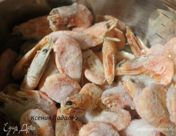 Креветки выложить в кастрюлю.