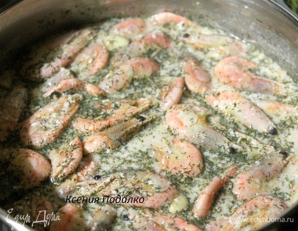 Как закипит добавить укроп и нарезанный на пластины чеснок. Перемешать, накрыть крышкой и выключить огонь. Оставить настаиваться на 15 минут.