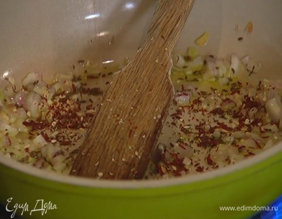 Разогреть в сковороде оливковое масло и обжарить лук, затем добавить тмин, сухие помидоры, все перемешать.