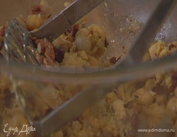 Влить к нуту с оливками 1/2 ст. ложки оливкового масла Extra Virgin, лимонный сок, посолить, поперчить и слегка раздавить толкушкой.