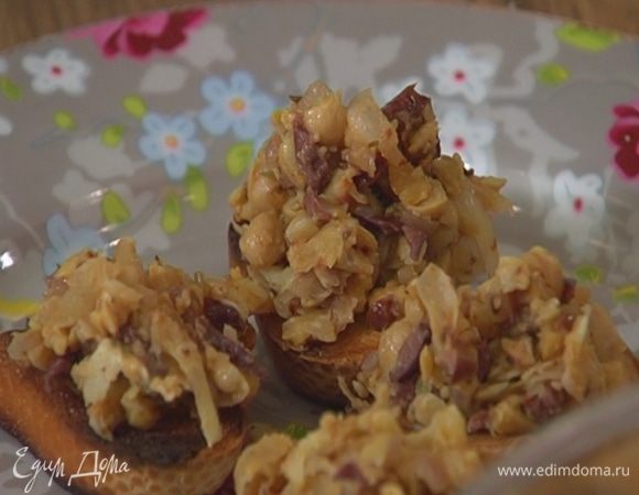 Подсушенный хлеб намазать сливочным маслом и выложить на него гороховую начинку.