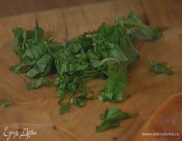 Листья базилика порезать.
