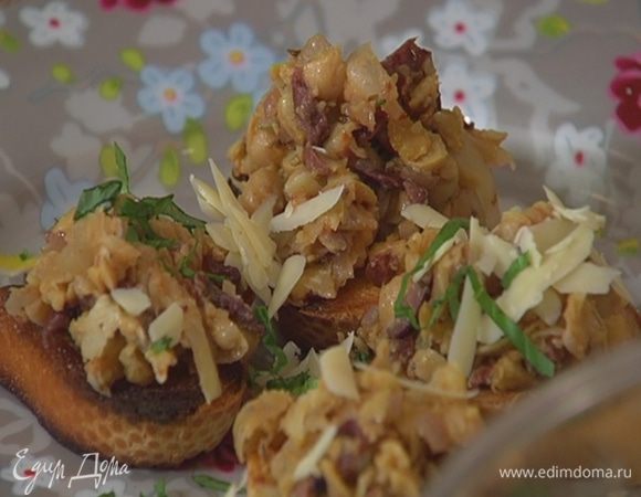 Посыпать кростини оставшимся натертым сыром, базиликом и сбрызнуть оставшимся оливковым маслом Extra Virgin.