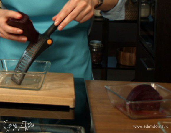 Свеклу, картофель и яйца потрем на терке.