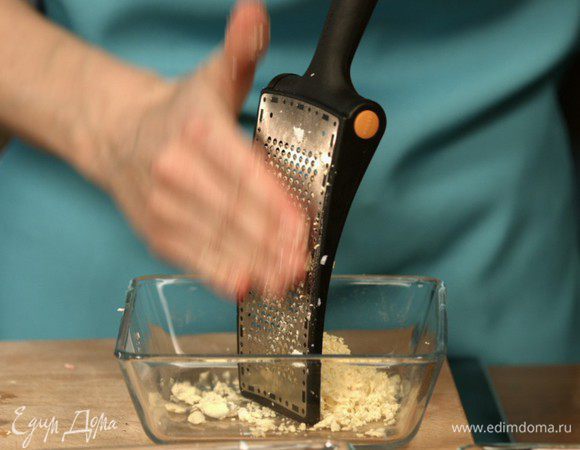 Яйца разделим на белки желтки и по отдельности натрем на терке.