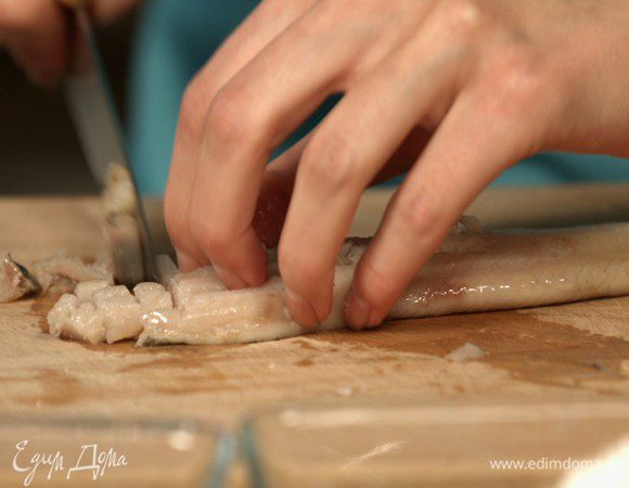 Филе сельди нарезаем мелким кубиком.