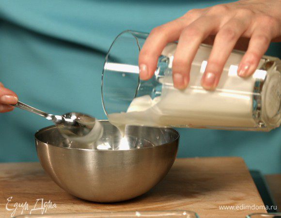 Майонез заменяем менее жирным соусом. Для заправки смешиваем йогурт с лимонным соком и зернистой горчицей, слегка взбить, посолить и поперчить по вкусу. 
