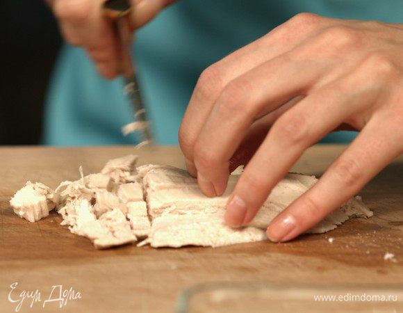 Куриную грудку нарезаем мелкими кубиками.