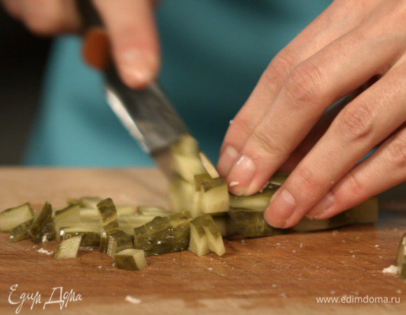 Огурец, морковь и картофель мы также нарезаем мелким кубиком.