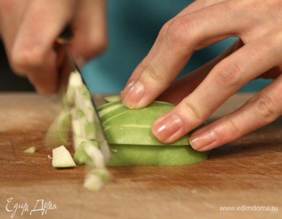 Чтобы придать блюду некоторую пикантность, добавьте зеленое яблоко. Помытое яблоко очистите от кожи и семян, нарежьте кубиками. Для того, чтобы яблоко не потемнело, рекомендуется залить его соком лимона.