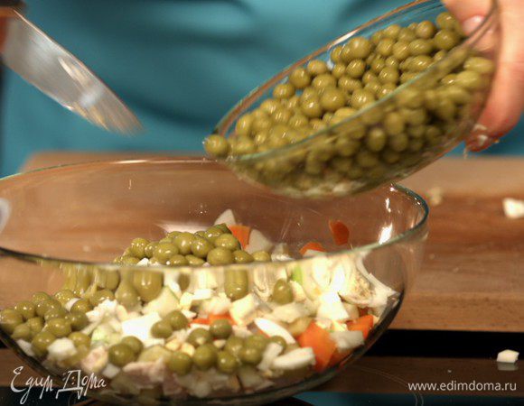 Все соединить, добавить консервированный горошек, поперчить, посолить. 