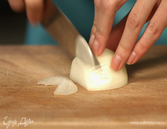 Следующим слоем пойдет репчатый лук. Его мы нарежем полукольцами.