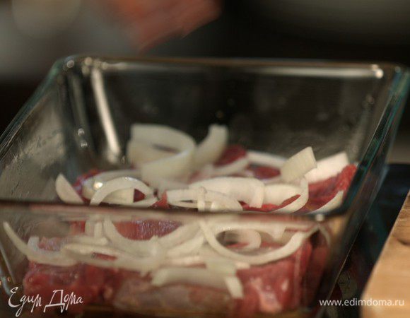 Выкладываем лук на мясо.