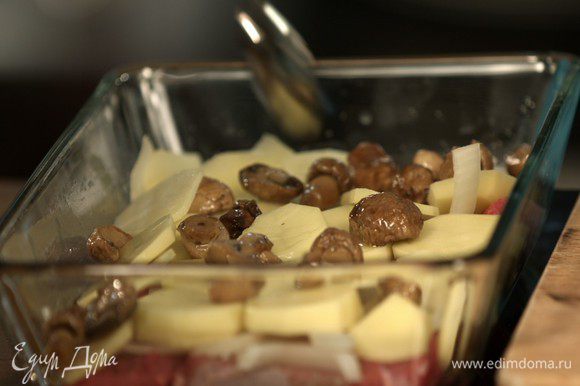 Свежие или консервированные шампиньоны выкладываем поверх картофеля.