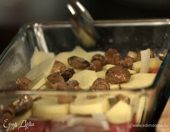 Свежие или консервированные шампиньоны выкладываем поверх картофеля.