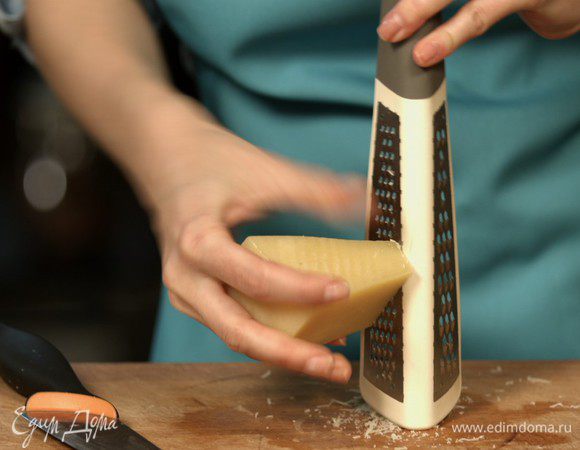 Натираем сыр...