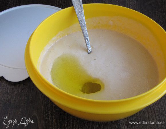 Когда опара подойдет, добавить оливковое масло, сахар и соль.