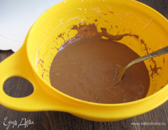 Разделить опару на две части. В одну часть добавить какао. Размешать.