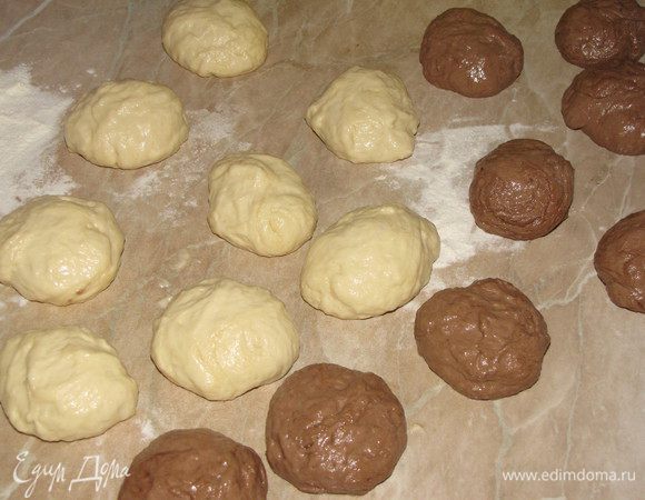 Через час тесто слегка вымесить и разделить на равное количество шариков. Получается 8 темных и 8 светлых.