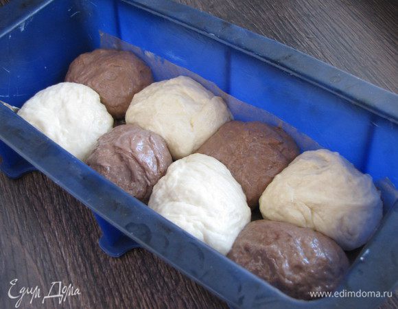 Форму (10х24 см) промазать маслом, на дно положить промасленную пекарскую бумагу. Выложить шарики в шахматном порядке в один слой.