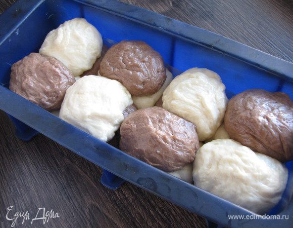 Сверху выложить еще один слой. Темные шарики выкладываем на светлые, светлые на темные.