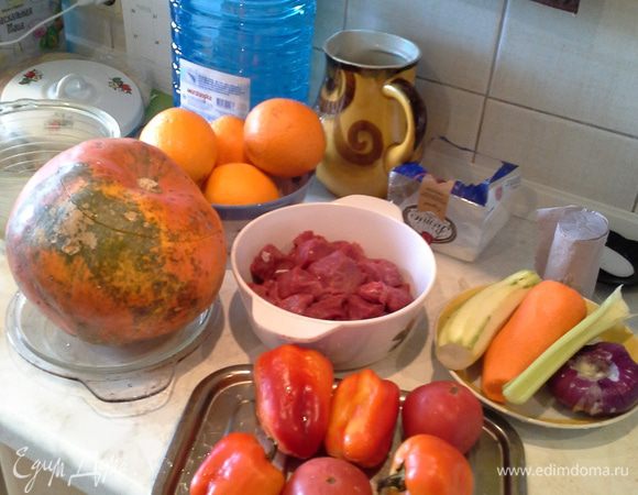 Большую тыкву помойте, срежьте «крышку» и удалите сердцевину.  Стенки должны быть не менее 1,5 см. Внутри натрите тыкву чесноком, посыпьте перцем и специями (подойдет смесь сушеных трав: тимьян, базилик, розмарин).