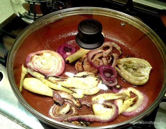 Обжарьте на сковороде крупно нарезанные лук и сельдерей. Отдельно обжарьте мясо, нарезанное кусочками. Затем соедините мясо с луком, посолите и тушите 10–15 минут с добавлением небольшого количества воды. 