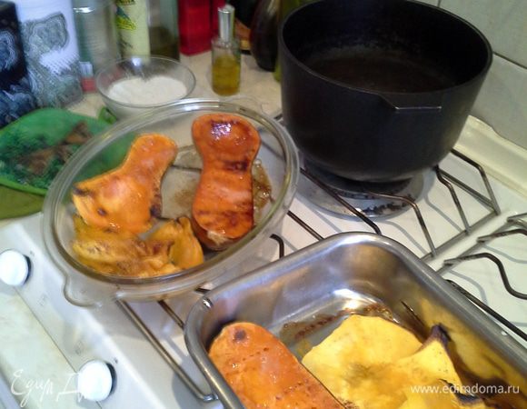 Помидоры и перец очистите от кожицы, нарежьте и добавьте к мясу. Также нарежьте кусочками кабачок и морковь. 