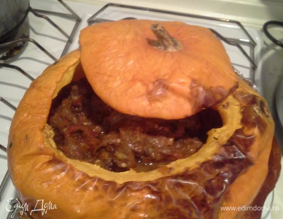 Положите начинку в тыкву, поставьте в духовку на 20 минут при температуре 160–180°C. Так как начинка полностью готова, нужно чтобы сама тыква немного размягчилась. Ориентируйтесь на мощность своей духовки и размер тыквы. 