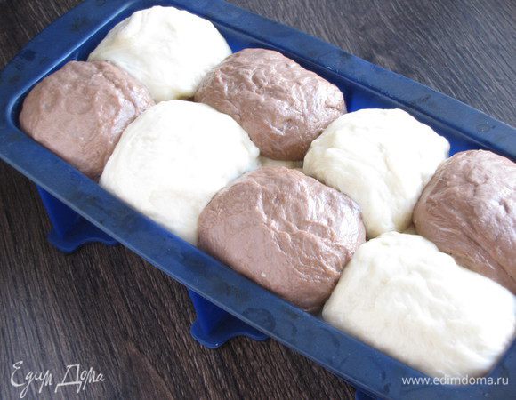 Убрать в теплое место и дать подняться тесту. Поставить в духовку, разогретую до 200 град. на 15 минут. Затем убавить температуру до 180 град. и выпекать еще 25 минут.