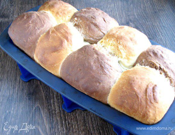 Вот и готов наш красавчик-хлебушек! )))  Остудить его прямо в форме, накрыв полотенцем.