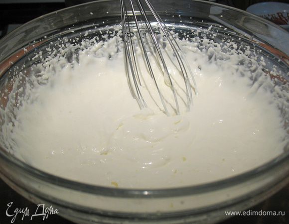 Крем сметанный со сгущенкой. 
Сметану соединяем со сгущенкой и взбиваем. Не прекращая взбивать добавляем цедру и сок лимона. Немного еще взбиваем и оставляем на пару минут, чтобы крем загустел. Продолжим взбивать еще немного. Можно добавить пакетик загустителя, это если крем не стал густым. Лимоны бывают разные, поэтому лимонный сок лучше добавлять частями, ориентируемся на свой вкус. 