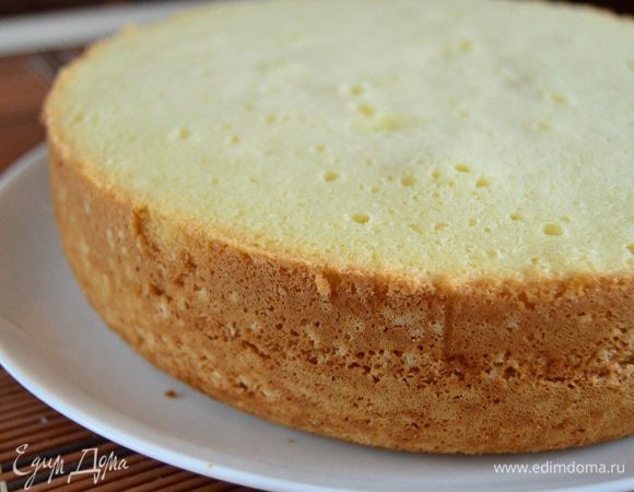 Я выпекала бисквит в мультиварке. Яйца взбить с сахаром до густой пышной пены, влить лимонный сок, добавить муку, тщательно перемешать. Смазать чашу мультиварки сливочным маслом и выпекать 45 минут.