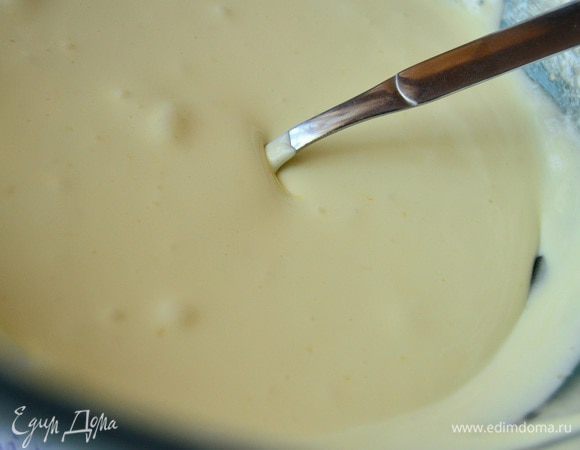 Готовим крем. Яйца растираем с сахаром, вливаем сок лимона, цедру. Ставим на водяную баню, массу постоянно взбивать венчиком. Когда крем начнет густеть, снимаем с бани и даем ему остыть.