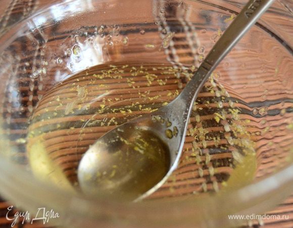 Для приготовления сиропа берем небольшую кастрюлю, выливаем  в нее воду, высыпаем сахар и ставим на огонь. Когда вода закипит и сахар раствориться, отключаем. Даем остыть сиропу до 40 С, затем добавляем ванилин, сок, цедру лимона.