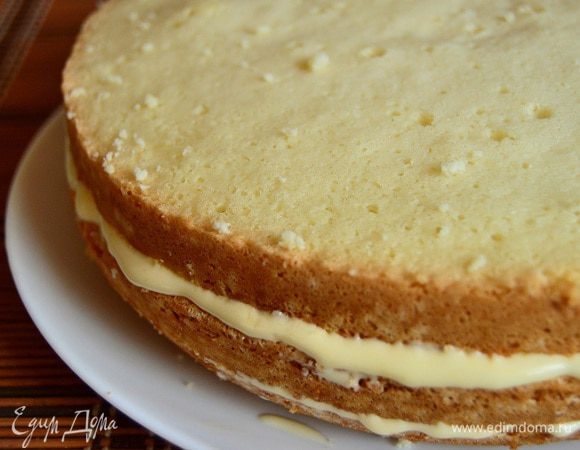 Собираем торт. Нижний и средний коржи пропитываем сиропом, затем все коржи смазываем лимонным кремом. Верхний корж можно присыпать какао.