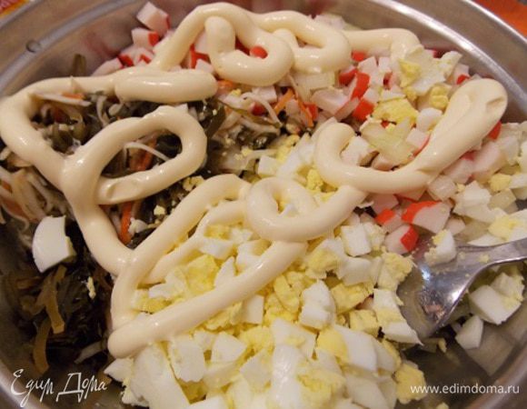 Крабовые палочки, яйцо нарезать кубиками. Лук мелко порезать. Добавить всё к капусте, посолить (по желанию). Заправить майонезом и перемешать.
Приятного аппетита!