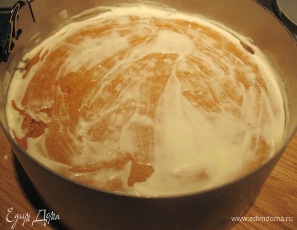 Собираем медовик.
Торт собираем в кольце. Кольцо кладем на доску и укладываем первый корж, на него сметанный крем. Каждый корж слегка придавливаем, как бы ровняя. Так собираем весь медовик. Последний корж кремом не промазываем. 
Закрываем пленкой и отправляем в холодильник пропитываться на ночь. На следующий день отправить на 2 часа в морозилку. 