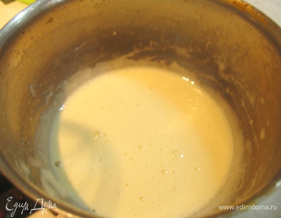 Замочить желатин. Желтки взбить в сахаром до консистенции густого крема. 