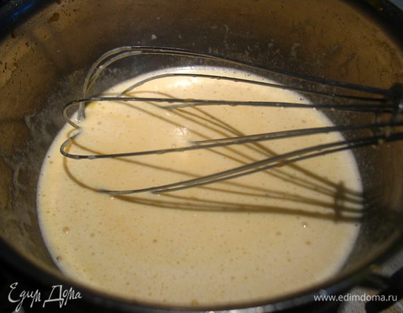 Горячую смесь из сливок и облепихи вливаем в яичную массу постоянно помешивая венчиком. Возвращаем на огонь и помешивая доводим до 85°С. 