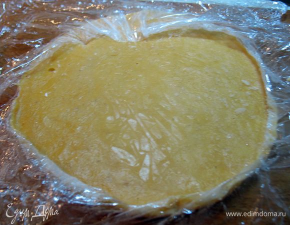 Кольцо для формирования выстелить пленкой вылить в него остывшее крем и отправить в морозилку минимум на час, можно на ночь. 