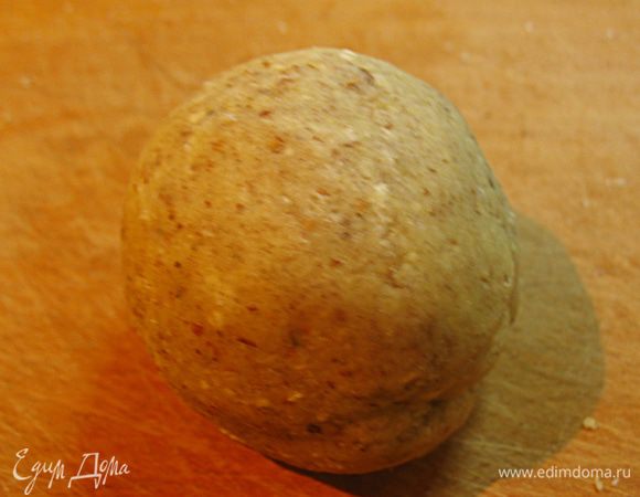 Ореховый крамбл. 
Сложить все ингредиенты в блендер и смешать до однородного состояния. Сформировать шарик, обвернуть в пленку и отправить в морозилку на 1 час. 