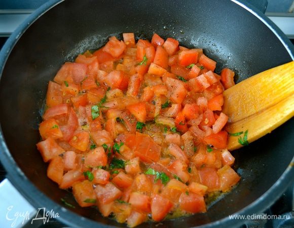 В сковороде растопить сливочное масло, добавить нарезанные помидоры, базилик, соль и специи. Хорошо перемешать и тушить на среднем огне...