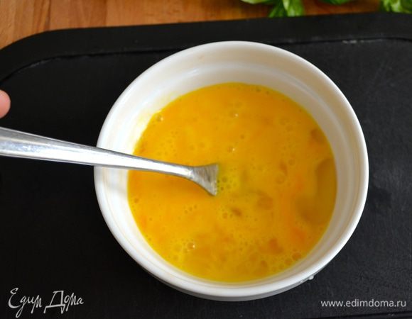 Тем временем яйца разбить в мисочку и слегка размешать вилкой. Немного посолить.