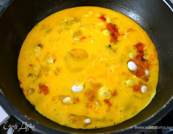 Вылить яйца в томатную смесь, дать немного схватиться...
